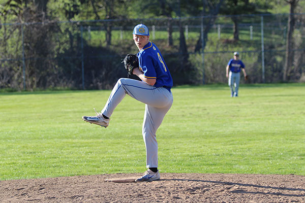 Connor Fenlong on the mound throwing the ball