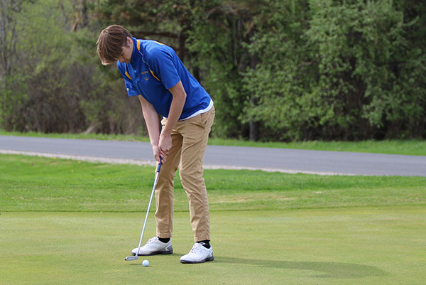 Brenden Currier on the green ready to putt.